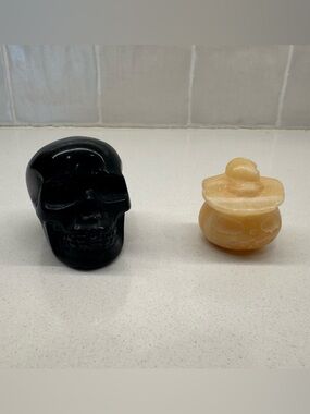 Black onyx skull and calcite pumpkin head